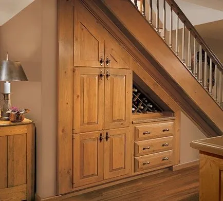 Вграден гардероб под стълбите в частен дом, с опции килера под стълбите, монтаж