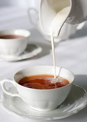Tea tejjel - vannak előnyei, de mi a helyzet a rossz tulajdonságok
