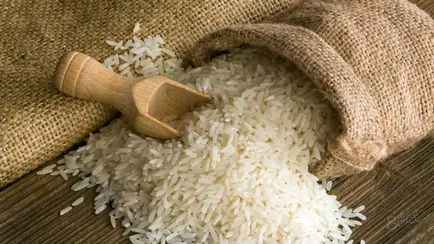 Főzni ropogós rizs egy serpenyőben