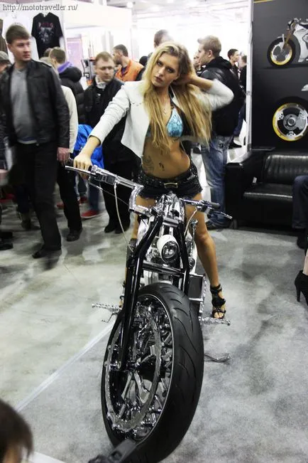 Момичетата на мотоциклети с изложба motopark 2012, които пътуват с мотоциклет, а не само
