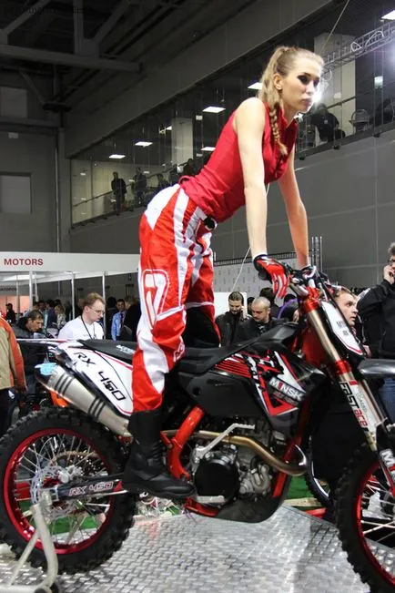 Момичетата на мотоциклети с изложба motopark 2012, които пътуват с мотоциклет, а не само