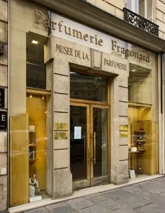 În cazul în care, în Paris pentru a cumpara parfumuri si cosmetice, Franta moya