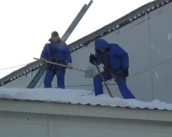 Hogyan lehet gyorsan és hatékonyan tisztítható a havat a tetőről a gyakorlati tanácsok