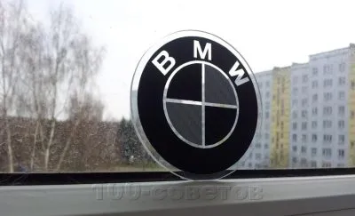 Így izzó ikon BMW, kézműves kezüket a kertben, autók és kert