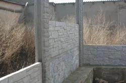 Cum se instalează un gard de beton