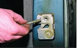 Как да развийте ключалката на вратата 2110