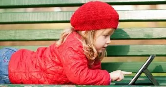 Hogyan tegyük a gyermeket az utcán kogdaumesno viselni télen kombenizony