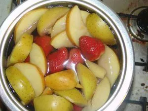Cum de a găti compot de fructe de padure proaspete și reguli de bază de fructe de preparare a acestuia și