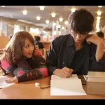 Ca fată japoneză încearcă să învețe limba română