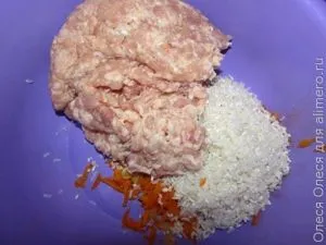 Konzervált paprika töltött hús és a rizs
