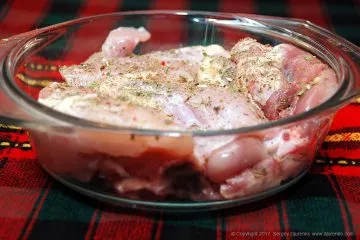 Пиле в сладко-кисел сос, сок и вино с леко пикантен вкус