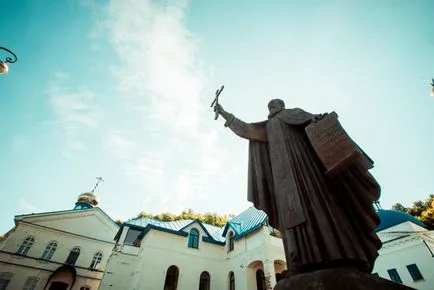 Metropolitan Theophane направи литургия в празничен ден Sviazhsky Makarevskoy пустинята, новини