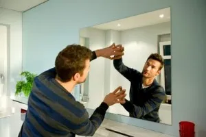 Arról, hogy hogyan kell akasztani tükör a fürdőszobában a kád