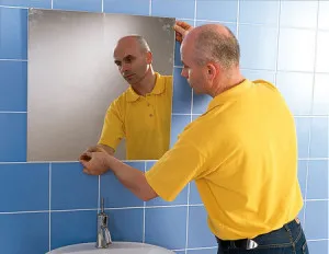 Arról, hogy hogyan kell akasztani tükör a fürdőszobában a kád