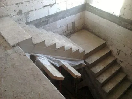 Montarea pe scări la etajul al doilea, cu mâinile sale instrucțiuni pas cu pas