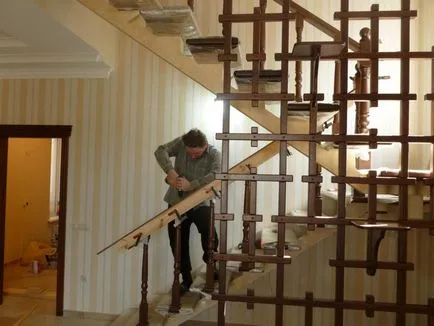 Montarea pe scări la etajul al doilea, cu mâinile sale instrucțiuni pas cu pas
