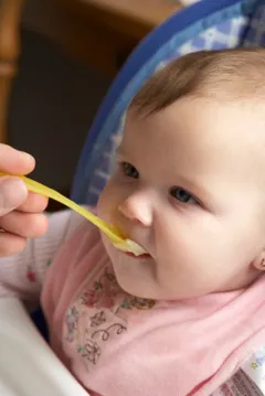 Az első szilárd ételek egy gyerek -, hogy hol kezdjem