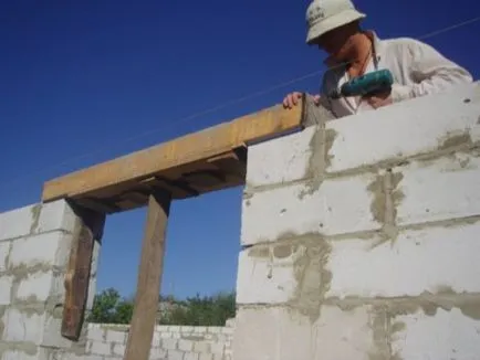 Jumpere pentru instalarea de blocuri de beton cu mâinile sale, casa de beton-