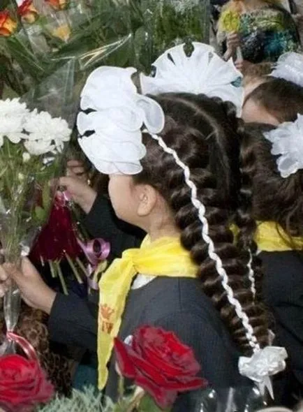 Frizurák íjakkal szeptember 1-jén, frizurák íjjal fotókkal
