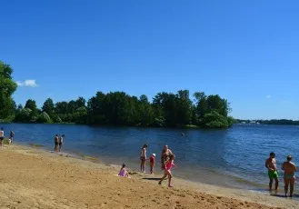 Mers pe jos spre nord de la stația de râu pe plajă, în golful de bucurie Klyazma rezervor