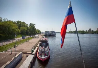 Разходка на север от река станция на брега на морето в залива на радост Klyazma резервоар