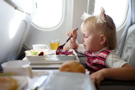 Calatorind cu copii într-un avion