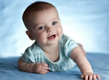 Kis mosolygós gyermek 2 hónapos, a gyermek 2 hónap