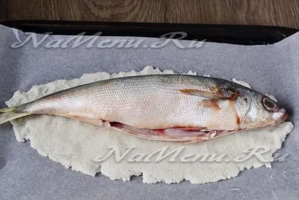 Pește la cuptor în sare în cuptor, rețeta cu o fotografie