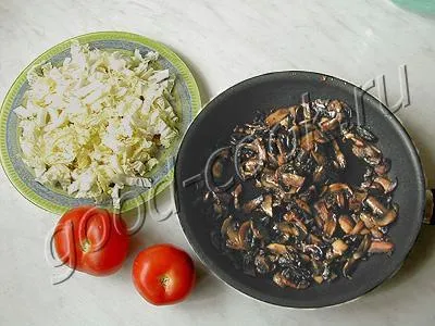 Salata cu ciuperci marinate și roșii