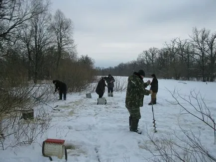 Дърводобив и пробиване на отвори в лед риболов на - шилото за лед и ледени винтовете, това е въпросът