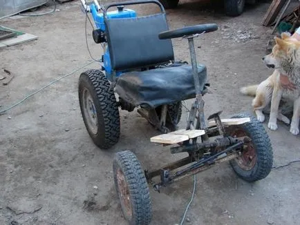 Roata de casă cu mâinile pe un tractor plimbare în spatele