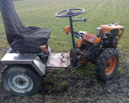 Roata de casă cu mâinile pe un tractor plimbare în spatele