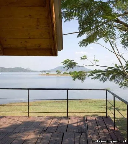 Dvuhurovenevye elegáns pavilon a strandon vagy a tóra