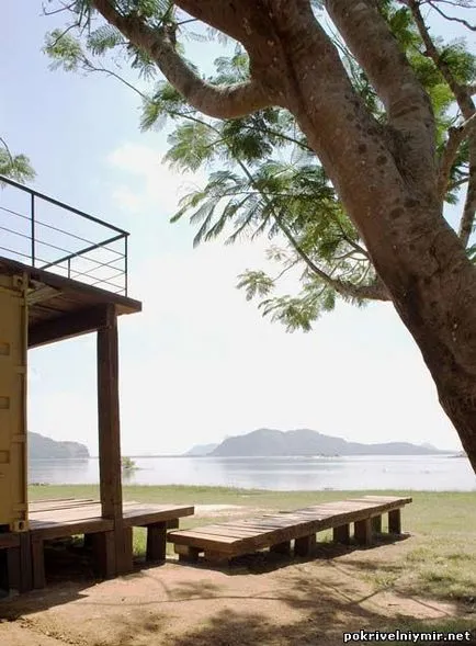 Dvuhurovenevye elegáns pavilon a strandon vagy a tóra