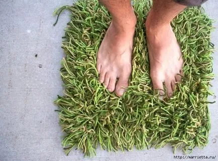 Тревата под краката си