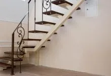 Előregyártott lépcsők otthoni nyitott a második emeleten, és az alapja a fotó, hogyan kell főzni a támogatási alapot