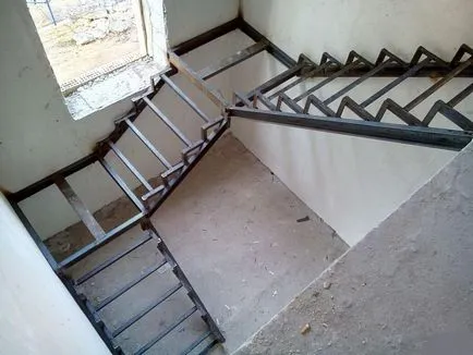 Előregyártott lépcsők otthoni nyitott a második emeleten, és az alapja a fotó, hogyan kell főzni a támogatási alapot