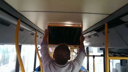 Instalarea monitorului în autobuz NEFAZ cu podea joasă - experiențe de partajare - publicitate video în oraș