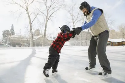 Noi transporta un copil pe patinoarul