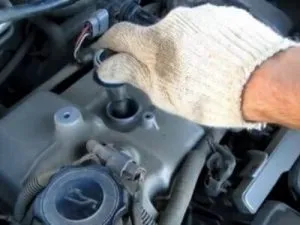 Înlocuirea scânteia schimbarea bujiei pe motor rece sau la cald