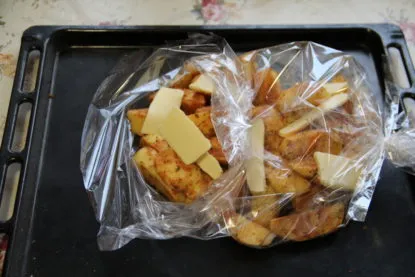 Cartofi, coapte în bucșa într-un cuptor - rețetă de gătit cu brânză, pas cu pas fotografie