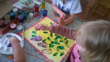 Деца рисуват люляци
