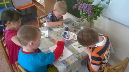 Деца рисуват люляци