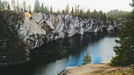 Se pune pe marmură pământ carieră Ruskeala (Karelia), care trece