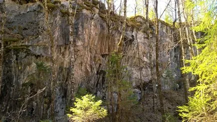 Se pune pe marmură pământ carieră Ruskeala (Karelia), care trece