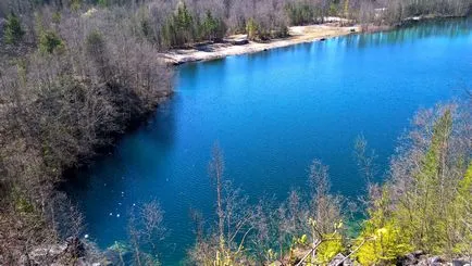 Se pune pe marmură pământ carieră Ruskeala (Karelia), care trece