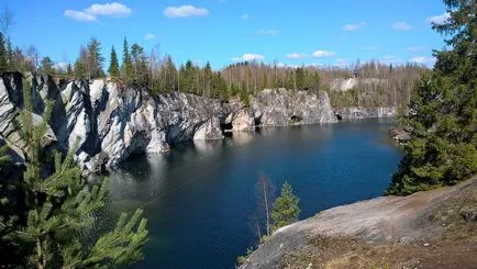 Se pune pe marmură pământ carieră Ruskeala (Karelia), care trece