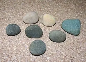 Aplicarea pietrelor cu propriile sale mâini pentru copii pe hârtie și carton
