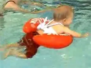 Бебе плувец и swimtrainer - са специални обиколки басейна за деца