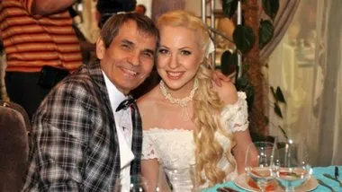 Bari Alibasov és fiatal felesége fotó
